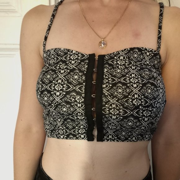 Boho Black & White hook & eye closure Crop Top - Picture 1 of 4